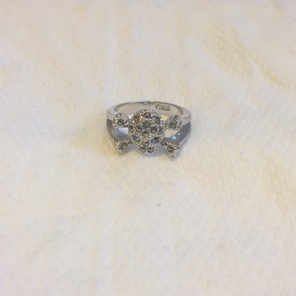 🖤 Skull and Cross Bones Ring